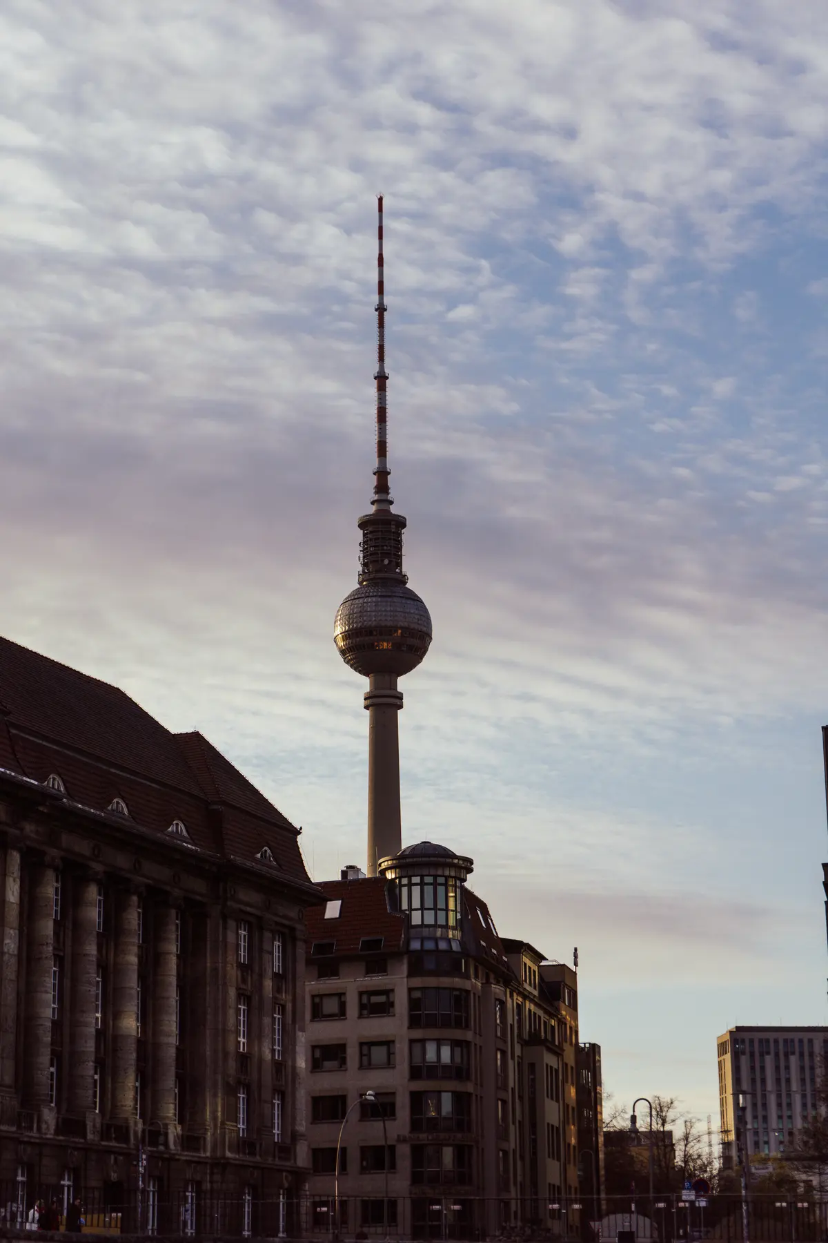 Berliner Fernsehturm vor einem strukturierten Abendhimmel