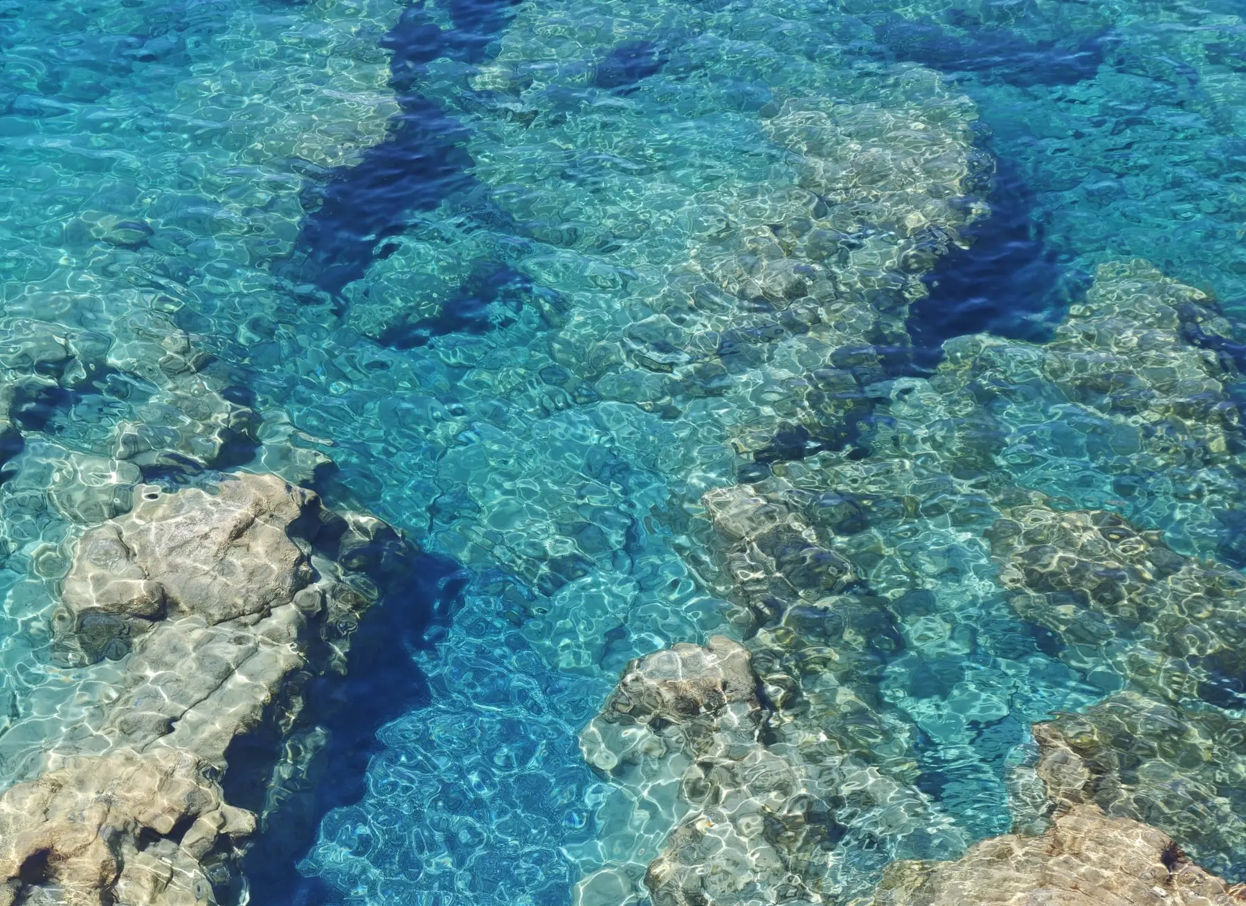 Türkisfarbenes klares Wasser über hellen Felsen