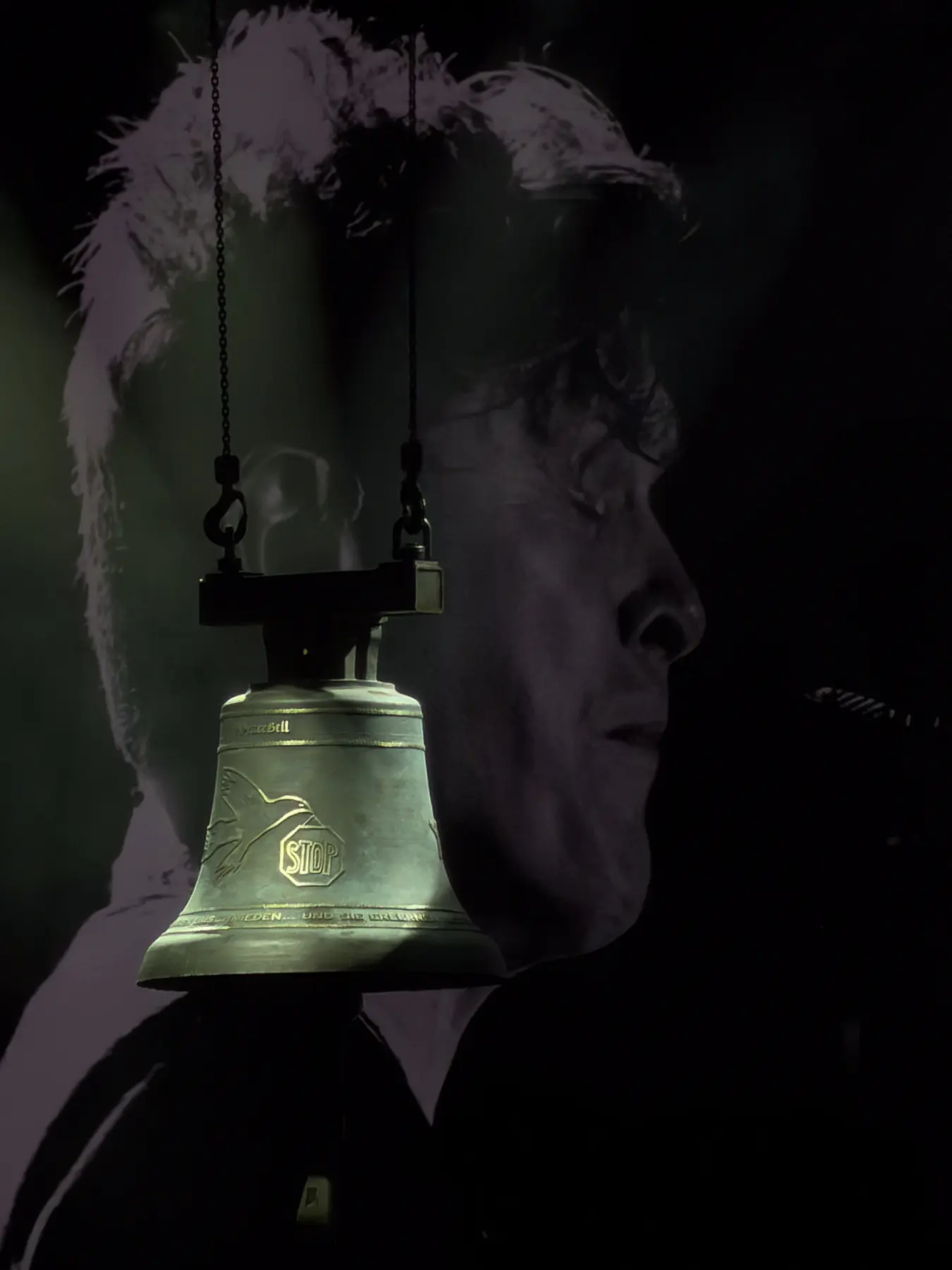 Doppelbelichtung eines Künstlers mit einer Glocke